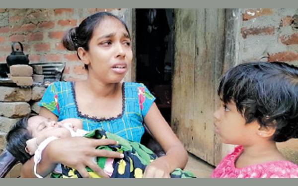ඝාතනයට ලක්වූ සුනිල්ගේ බිරිඳ නිරෝෂා ප්රියදර්ශනී සිය දියණිය සහ සිඟිත්තිය සමඟින්