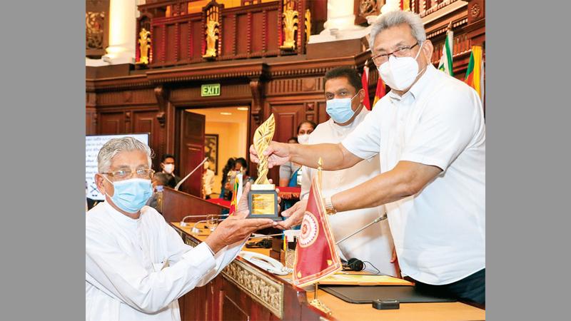 අන්තර්ජාතික සමූපකාර දින සමරු උත්සවයේදී ජනාධිපති ගෝඨාභය රාජපක්ෂයන් විසින් ජ්යෙෂ්ඨ සමූපකාරකයකුට සමූපකාර ක්ෂේත්රය වෙනුවෙන් කළ සේවය වෙනුවෙන් උපහාර සම්මානයක් පිරිනැමූ අවස්ථාව. සමූපකාර රාජ්ය ඇමැති ලසන්ත අලගියවන්න ද මෙහි සිටී.