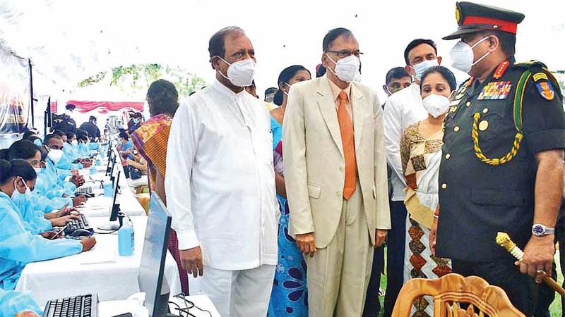 යුද හමුදා වෛද්ය අංශ සාමාජිකයන් විසින් පසුගිය දිනවල පවත්වනු ලැබූ කොවිඩ් මර්දන එන්නත්කරණ වැඩසටහන් ජනතාවගේ මහත් ඇගයීමට ලක්වූ අතර පසුගියදා කොළඹ යුද හමුදා රෝහලේදී පාසල් අනධ්යයන කාර්ය මණ්ඩල සාමාජිකයන් වෙනුවෙන් එන්නත්කරණ වැඩසටහනක් පැවැත්විණි. ඡායාරූපයේ දැක්වෙන්නේ අධ්යාපන අමාත්ය ජී.ඇල්.පීරිස්, රාජ්ය අමාත්ය සුසිල් ප්රේමජයන්ත සහ යුද හමුදාපති, ජෙනරාල් ශවේන්ද්ර සිල්වා විසින් එම වැඩසටහන නිරීක්ෂණය කළ අයුරුයි. විශේෂඥ වෛද්ය සීතා අරඹෙපොළ ද එම අවස්ථාවට එක්ව සිටියා
