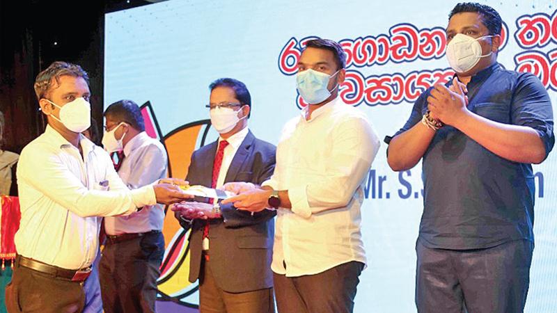 තරුණ කටයුතු හා ක්රීඩා අමාත්ය නාමල් රාජපක්ෂ, යොවුන් ව්යවසායක තරුණයකුට මූල්යාධාර හා ගිවිසුම්පත් පිරිනැමූ අයුරු. ජාතික තරුණ සේවා සභාපති දමිත වික්රමසිංහ හා හැටන් නැෂනල් බැංකුවේ නිලධාරීහු ද මෙම අවස්ථාවට එක්වූහ.
