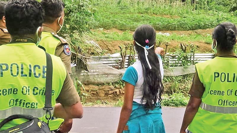 අපයෝජනයට ලක්වූ බව කියන දැරිය අදාළ ස්ථාන පොලීසියට පෙන්වන අයුරු