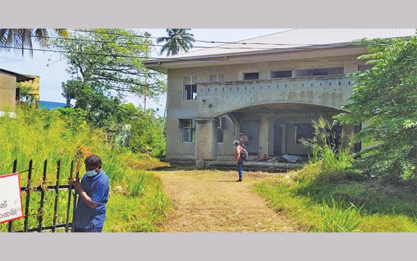ඉදිකිරීම් අතරමග නවතා ඇති වැලිගම පොලිස් ගොඩනැගිල්ල