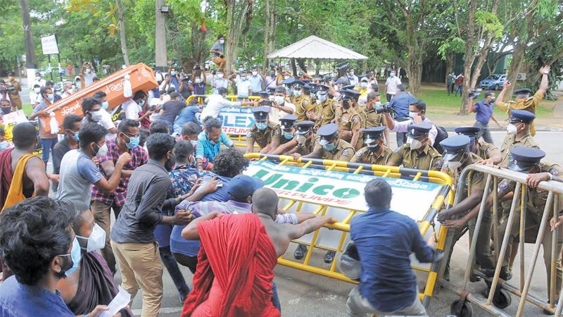 සිදුවීම වූ පාර්ලිමේන්තුවට පිවිසෙන ස්ථානය අසල උද්ඝෝෂකයන් කලහකාරී ලෙස හැසිරුණු ආකාරය