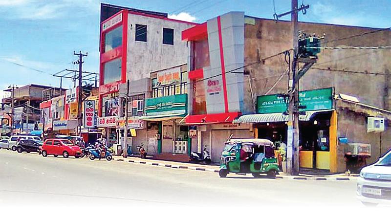 වයිරසයේ ව්යාප්තිය පාලනය කිරීම සඳහා ඉකුත් සතියේ නගර රැසක්ම වසා දැමීමට වෙළෙඳ සංගම් විසින් ස්වේඡාවෙන් තීරණය කළ අතර මේ අනුරාධපුර නගරයේ කඩසාප්පු වසා දමා තිබූ අයුරුය.