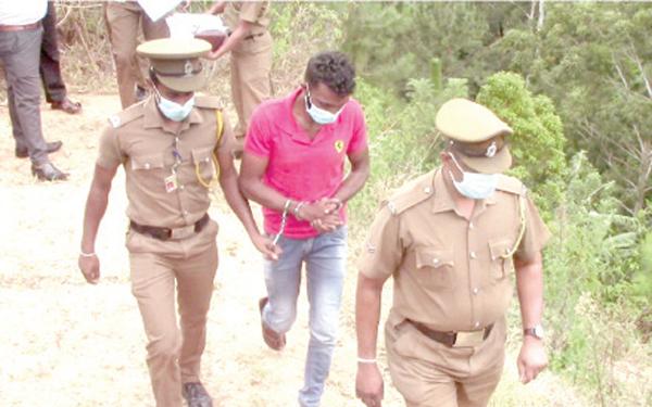 ඝාතකයා සිරුර වළ දැමු ස්ථානයට රැගෙන යමින්
