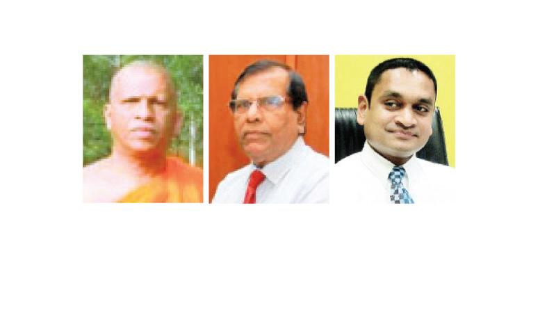 වමේ සිට - කොළඹ විශ්වවිද්යාලයේ ආර්ථික විද්යා අධ්යයන අංශයේ මහාචාර්ය විජිතපුරේ විමලරතන නාහිමි, ප්රවීණ ආර්ථික විශ්ලේෂක වින්සන් මර්වින් ප්රනාන්දු සහ ජාත්යන්තර ආයෝජන පිළිබඳ ජ්යෙෂ්ඨ උපදේශක අරෝෂ ප්රනාන්දු