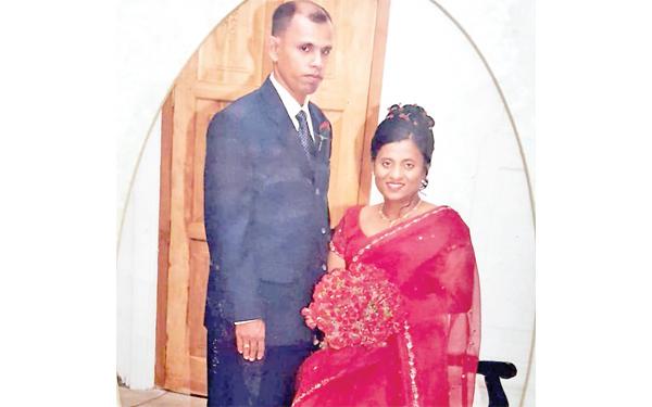 ඝාතනය වූ කලනි විවාහය දා සිය සැමියා සමඟ