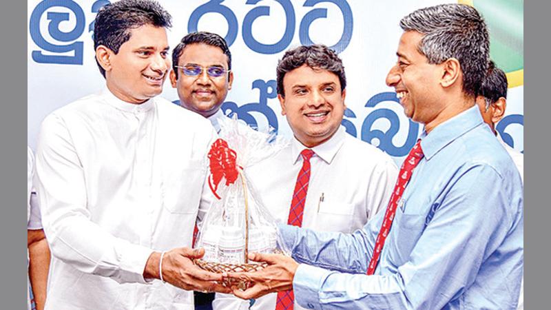 අපේ රටේ  නිප­ද­වන ලද බට­හිර  ඖෂධ රාජ්‍ය ඇමැති  චන්න ජය­සු­මන  විසින් රජයේ   වෛද්‍ය  නිල­ධා­රීන්ගේ සංග­මයේ   නිල­ධා­රීන්  වෙත පිරි­නැමූ  අව­ස්ථාව.