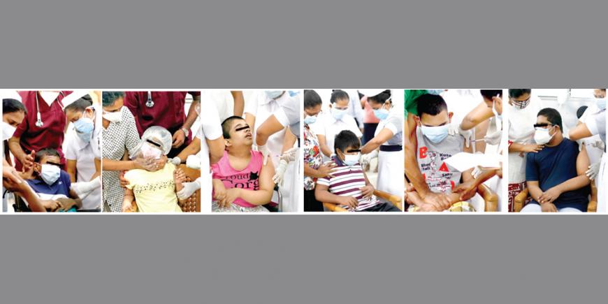 වයස අවු. 12 - 18 අතර ළමුන්ට එන්නත්කරණ වැඩසටහන රටපුරා 24 සිකුරාදා ආරම්භ විය. මේ එහිදී සංකූලතා සහිත දරුවන්ට රිජ්වේ ළමා රෝහලේදී එන්නත්කරණය සිදුකළ අයුරු සිළුමිණ ඡායාරූප ශිල්පී සුලෝචන ගමගේ දුටුවේ මෙසේය.
