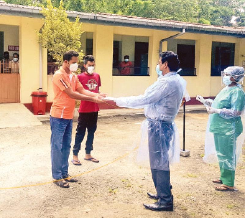 බටපොල ප්‍රාෙද්ශී්‍ය රෝහලේ කොවිඩ් වාට්ටුවේ සිටි පළමු රෝගියා සුවය ලබා පිටත්වීම.