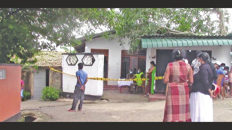 මියගිය සිසුවාගේ ගාල්ල මහමෝදර සියඹලගහවත්ත ප්රදේශයේ පිහිටි නිවස අසල පොලිස් පරීක්ෂණ පැවැත් වූ අයුරු.