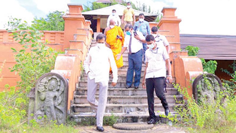 රාජ්ය ඇමැති විජිත බේරුගොඩ වල් බිහිවී ඇති ශාක්ය ජනපද ව්යාපෘතිය නිරික්ෂණය කිරීමට ඉකුත් සතියේ පැමිණි අයුරු.