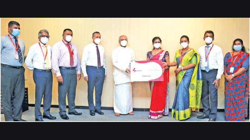 බ්රැන්ඩික්ස් ‘රන් දරු අබිසෙස්’ශිෂ්යත්ව යෝජනා ක්රමය යටතේ ප්රථම රන් දරු අභිෂේක ශිෂ්යත්වය කේ. අක්ෂිකාට සංකේතාත්මකව පිරිනැමීමේ අවස්ථාවට එක්වූ අධ්යාපන අමාත්ය දිනේෂ් ගුණවර්ධන, අධ්යාපන අමාත්යාංශයේ ලේකම් මහාචාර්ය කපිල පෙරේරා, Brandix Essentials ආයතනයෙහි ප්රධාන විධායක නිලධාරි ලලිත් බණ්ඩාර, බ්රැන්ඩික්ස් හි සමාජ සත්කාර ප්රධානී මාලිකා සමරවීර ඇතුළු බ්රැන්ඩික්ස් සමාගමේ සෙසු නියෝජිතයෝ