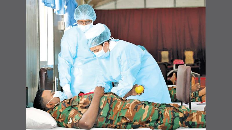 අසාධ්ය කොවිඩ් රෝගීන්ට ලේ ලබාදීම සඳහා ලේ දන්දීමේ ව්යාපාරයක් යාපනයේ රෝහලේදී ඉකුත් සතියේදී පැවති අතර හමුදා නිලධාරියකු ලේ දන්දෙන අවස්ථාවේදී හෙදියන් දෙදෙනකු ඊට සහාය වන අයුරු සිළුමිණ යාපනය වාර්තාකරු සුමති නංගරාසාගේ කැමරා කාචයේ සටහන් වූයේ මෙසේය.
