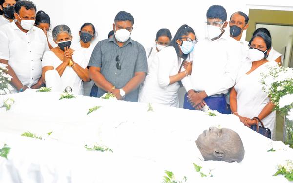 බොරැල්ල, ජයරත්න මල්ශාලාවේ තබා තිබූ වසන්තප්රිය රාමනායකයන්ගේ දේහයට ඔහුගේ බිරිය මල්ලිකා, (දකුණු පස) දියණිය රන්දුලා හා පුතණුවන් චන්දුක ඥාතීන් සමඟ අවසන් ගෞරවය දැක්වූ අවස්ථාව.