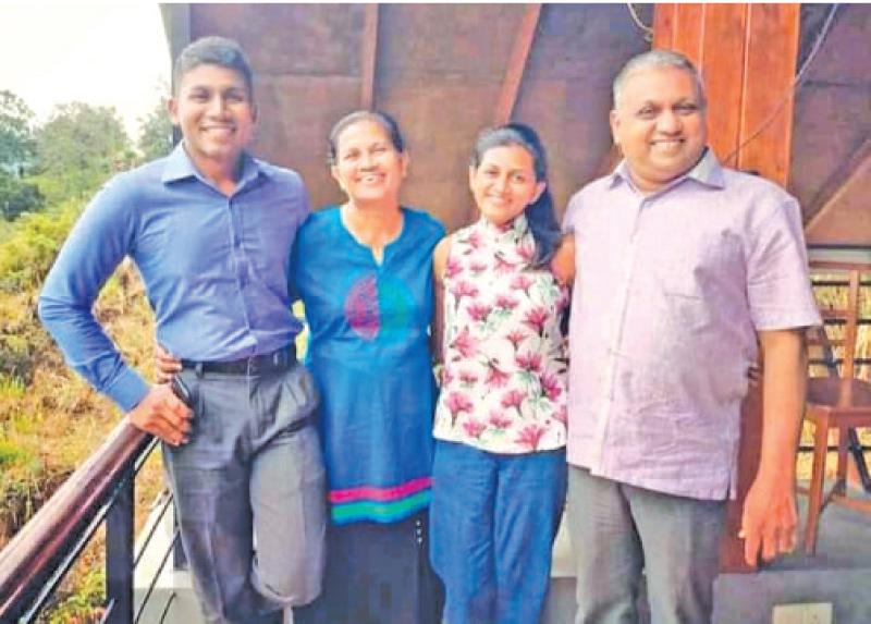 රංජිත් ප්රියලාල් සිය බිරිය සහ දරු දෙදෙනා සමග