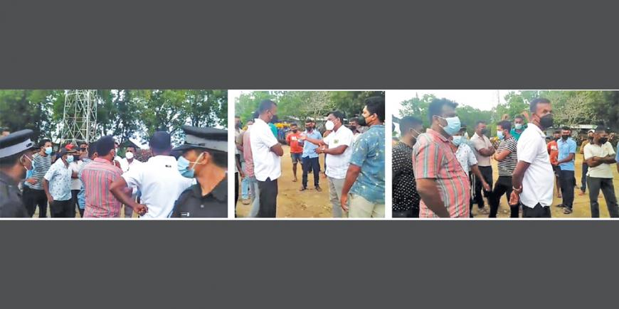 සෙවණගල සීනි ආයතනයේ වත්මන් සභාපතිවරයා ඇතුළු ඉහළ නිලධාරීන් සිවු දෙනෙකු විසින් මහා පරිමාණයේ වංචා දූෂණ රැසක් සිදු කරමින් සිටින බව චෝදනා කරමින් සෙවණගල සීනි ආයතනයේ සේවකයන් පිරිසක් ඉකුත් 25 වැනි දින වැඩ වර්ජනයක යෙදී සිටින අයුරු.