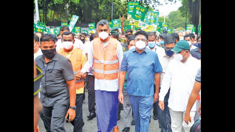 සමගි ජන බලවේගය සංවිධානය කළ උද්ඝෝෂණයට ·විපක්ෂ නායක සජිත් ප්‍රේම­දාස,  පාර්ලි­මේන්තු මන්ත්‍රී පාඨලී චම්පික රණ­වක ඇතුළු පිරිස සහභගි වූ අවස්ථාව