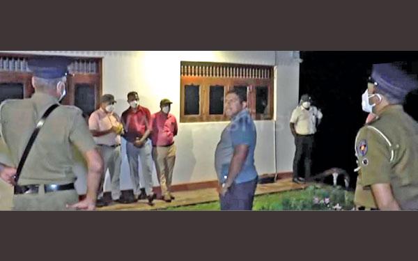 නගර සභාපති ටිරාජ් විදුලිබල සහ පොලිස් නිලධාරින්ට තර්ජනය කරමින්...