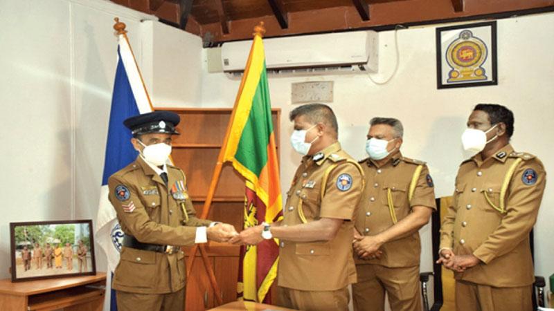 උතුරු මැද පළාත භාර ජ්යෙෂ්ඨ නියෝජ්ය පොලිස්පති කිත්සිරි ජයලත් මහතා විසින් පොලිස් සැරයන් එස්.එම්. ආනන්ද සිරිපාලට මුදල් ත්යාගය පිරිනැමූ අවස්ථාව. අනුරාධපුර දිසාව භාර නියෝජ්ය පොලිස්පති ලක්සිරි විජේසේන සහ ජ්යෙෂ්ඨ පොලිස් අධිකාරි සුගතපාල ද ඡායාරූපයේ වේ.