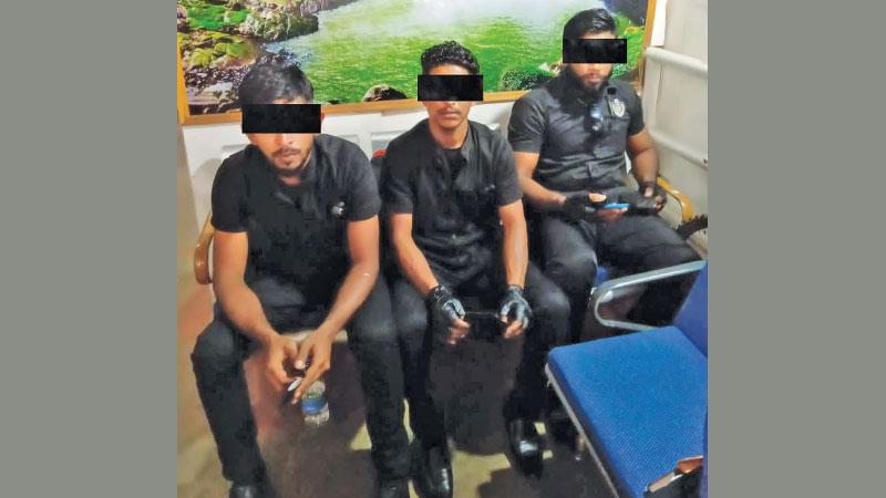 සැකකාර දේශකයා සමඟ පැමිණි තිදෙනා