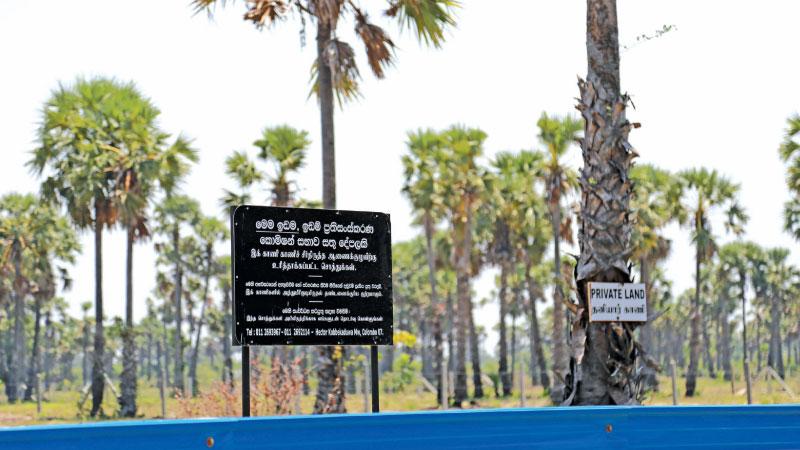 එරාවුර් පුණ්ණකුඩාහි ඉඩම් ප්රතිසංස්කරණ කොමිසමට අයත් ඉඩමක් පෞද්ගලික හිමිකරුවන් අත්පත් කරගෙන ඇති අයුරු.