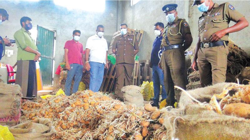 දඹුල්ල නගරාධිපතිවරයා හා මූලස්ථාන පොලිස් පරීක්ෂකවරයා ගබඩාව පරික්ෂා කළ අයුරු