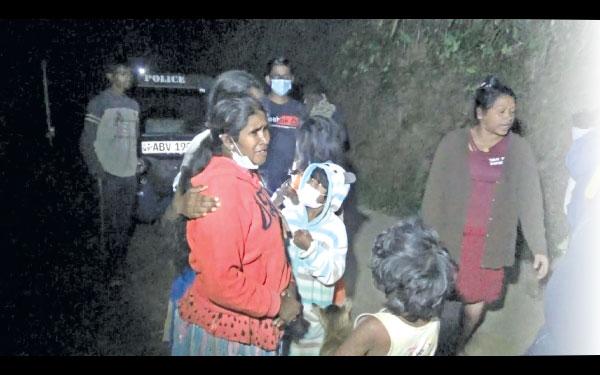 දරු­වන්ගේ මව දරු­වන්ට සිදු­කළ වධ හිංසා ගැන කම්පා වෙමින්