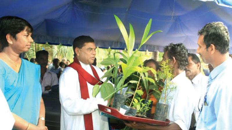 දිවි නැඟුම නිර්මාතෘ මුදල් අමාත්ය බැසිල් රාජපක්ෂයන් එකල දිවි නැඟුම ප්රතිලාභීන්ගේ ක්ෂේත්ර චාරිකාවකදී.