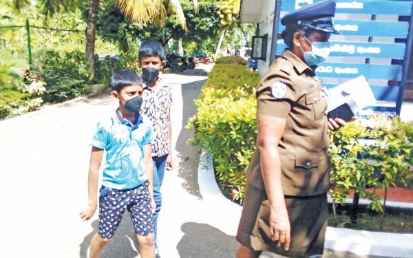 දරු දෙදෙනා අධිකරණ වෛද්ය නිලධාරීවරයා වෙත ඉදිරිපත් කිරීමට සූදානම් කළ අවස්ථාව