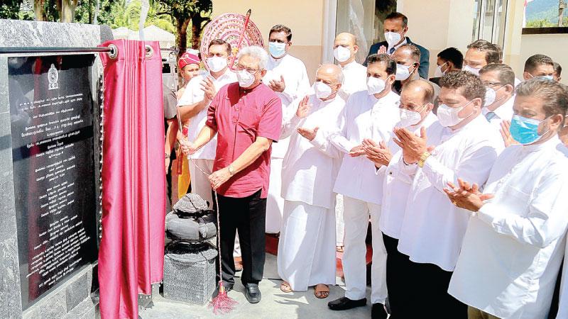 ජාතික පාසලක් බවට පත්වූ මො/ සියඹලාණ්ඩුව මහා විදුහල විවෘත කිරීමට ජනාධිපති ගෝඨාභය රාජපක්ෂයන් සමඟ අධ්යාපන ඇමැති දිනේෂ් ගුණවර්ධන, ඌව පළාත් ආණ්ඩුකාර ඒ.ජේ.එම් මුසම්මිල්, රාජ්ය ඇමැතිවරුන් වන ශෂීන්ද්ර රාජපක්ෂ, විජිත බේරුගොඩ සහ පියල් නිශාන්තද සිල්වා ඇතුළු පිරිසක් සහභාගි වූහ.