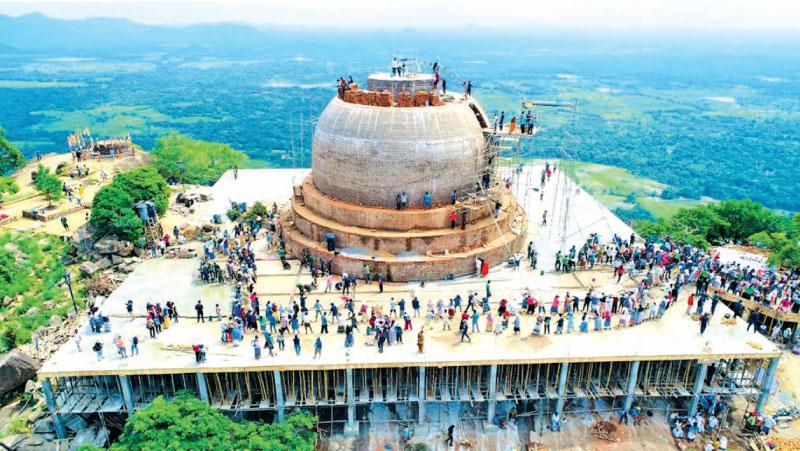 කූරගල ඉදිවෙන සුගත ශාක්ය මහා සෑ මළුවේ කොන්ක්රීට් ඇතිරීම.