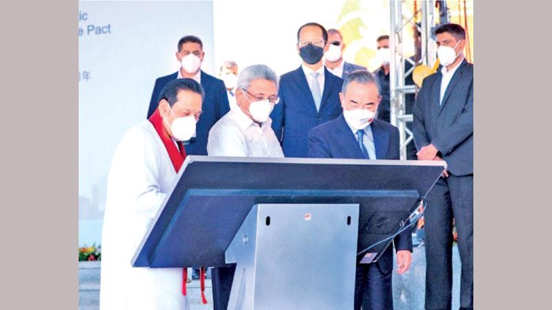 චීන ශ්රී ලංකා සබදතාවලට වසර 65 පිරීම නිමිත්තෙන් වරාය නගර පිවිසුමේ පවත්වන ලද ඡායාරූප ප්රදර්ශනය ජනාධිපති ගෝඨාභය රාජපක්ෂයන්, අගමැති මහින්ද රාජපක්ෂයන් සහ චීන විදේශ කටයුතු අමාත්ය වැන්ග් යී විවෘත කළ අවස්ථාව.