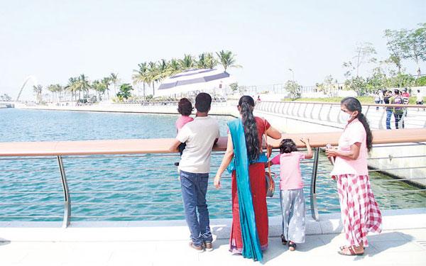 පවුල් පිටින් වරාය නගරයේ සුන්දරත්වය බලමින්.