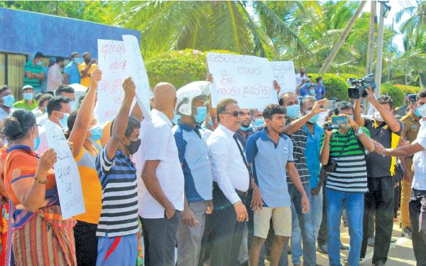 ලුණු ලේවායේ සභාපති වරයා ඇතුළු පිරිස නගරාධිපතිට විරෝධය දක්වමින් පැවති විරෝධතාවය