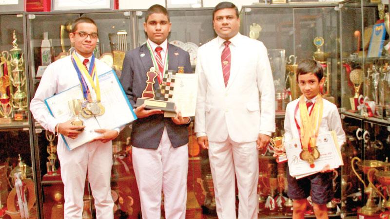 නාලන්ද විදුහල්පති තිලක් වත්තුහේවා සමඟ සම්මාන දිනූ සිසුන් වන රන්ධීර්, සුසල් හා සිළුන