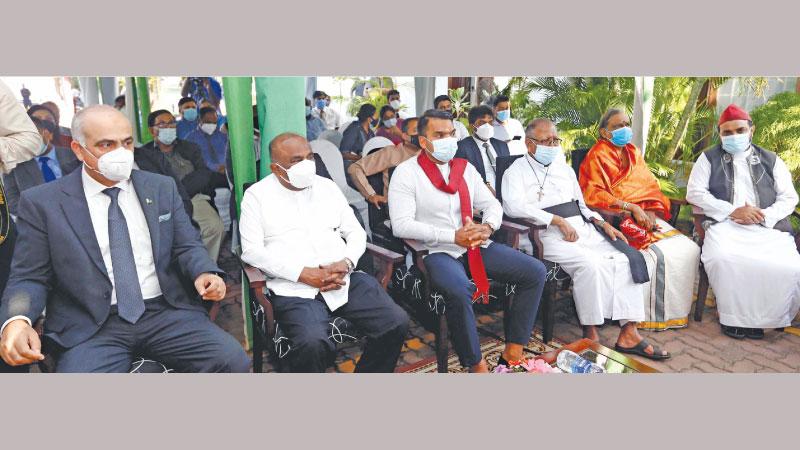 උත්සවයට පැමිණ සිටින පකිස්තාන මහ කොමාරිස් මේජර් ජෙනරල් ඕමාර් ෆාරුක්, කතානායක මහින්ද යාපා අබේවර්ධන, ක්රීඩා සහ යෙෞවන කටයුතු අමාත්ය නාමල් රාජපක්ෂ ඇතුළු සර්ව ආගමික පූජකවරුන් පිරිසක්.