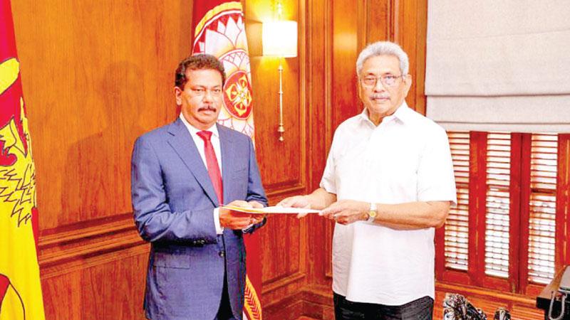 ජනාධිපති ගෝඨාභය රාජපක්ෂයන් විසින් ජනාධිපති ලේකම් තනතුරට අදාළ පත්වීම් ලිපිය ගාමිණී සෙනරත් ට ජනවාරි 19 වැනිදා බාරදුන් අවස්ථාව.