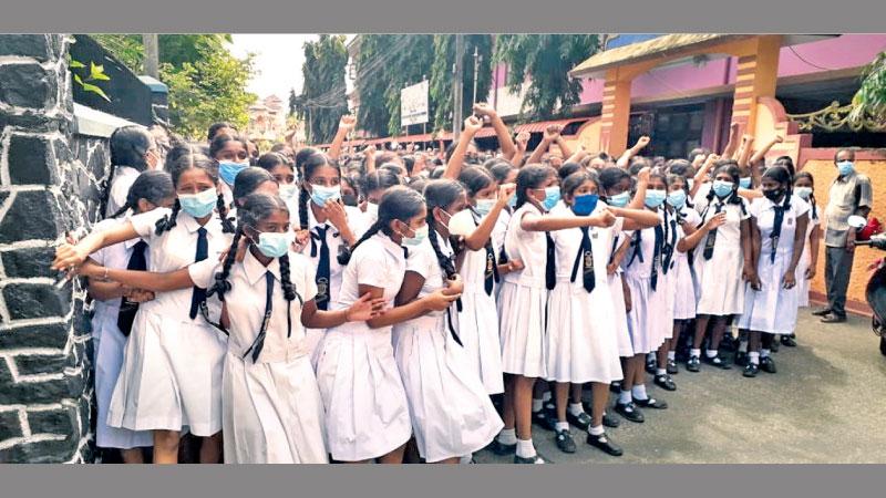 සිද්ධියත් සමඟ මහමග උද්ඝෝෂණය කළ ත්රිකුණාමලය සම්මුගා හින්දු බාලිකා පාසලේ දරුවන්