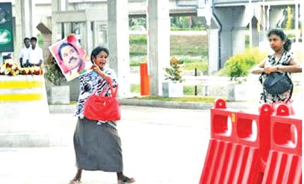 කඩවත - කඩුවෙල අධිවේගි මාර්ගය විවෘත කරන මොහොතේ සුමනා සහ පුෂ්පා දහස් ගණනක් ඉදිරියේ විරෝධය දැක්වූ අයුරු. දේශීය සහ විදේශිය මාධ්ය අතර ප්රචලිත වූයේ මෙම ඡායාරූපයයි.
