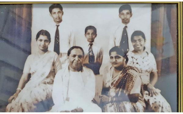 මහාචාර්ය ගුණපාල මලලසේකර සිය බිරිය, දරුවන් වන අනෝමා, අර්ජුන, විජය, ඉන්ද්රජිත්, කාන්තා සමඟ. කවයකින් දක්වා ඇත්තේ විජය මලලසේකරය.