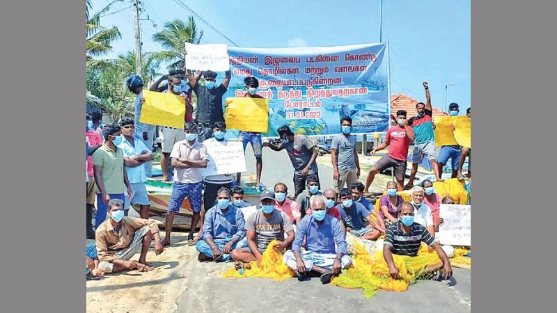 · උතුරේ ධීව­ර­යන් ඉන්දීය ධීව­ර­යන්ගේ ආක්‍ර­ම­ණ­යට විරු­ද්ධව උත්ඝෝෂණ කරමින්