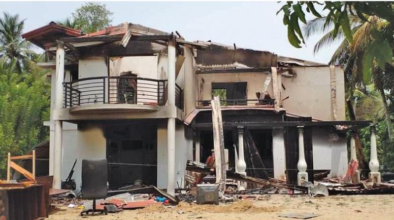 අම්පාර දිස්ත්‍රික් පාර්ලි­මේන්තු මන්ත්‍රි අම්පාර දිස්ත්‍රික් සංව­ර්ධන කමි­ටුවේ සභා­පති ඩබ්.ඩි. විර­සිංහගේ  දෙම­හල්  නිවස සම්පු­ර්ණ­යෙන්ම දැවි විනාස වී ඇති ආකා­රය