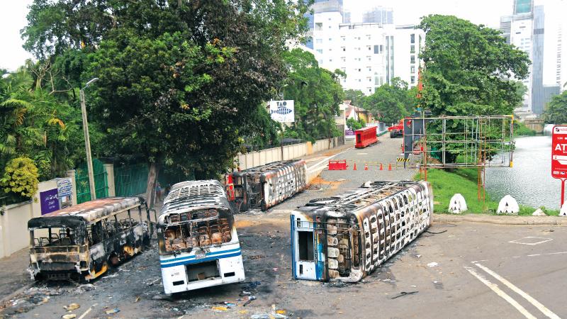 අරගලයට සහයවූවන් විසින් ඉකුත් නවවැනිදා දින කොම්පඤ්ඤවීදිය  ප්‍රදේශයේදී බස්රථ ගිනි තබා තිබූ අයුරු