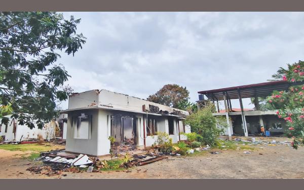 හිටපු රාජ්‍ය අමාත්‍ය අරුන්දික ප්‍රනාන්දුගේ දංකො­ටුව නිවස ගිනි ගෙන විනාශ වී ඇති අයුරු