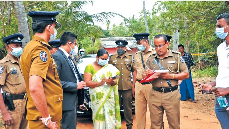 තඹුත්තේගම ප්රධාන මහේස්ත්රාත් එම්. වී නුවන් කෞශල්ය විසින් ස්ථානීය පරීක්ෂණ සිදු කළ අයුරු