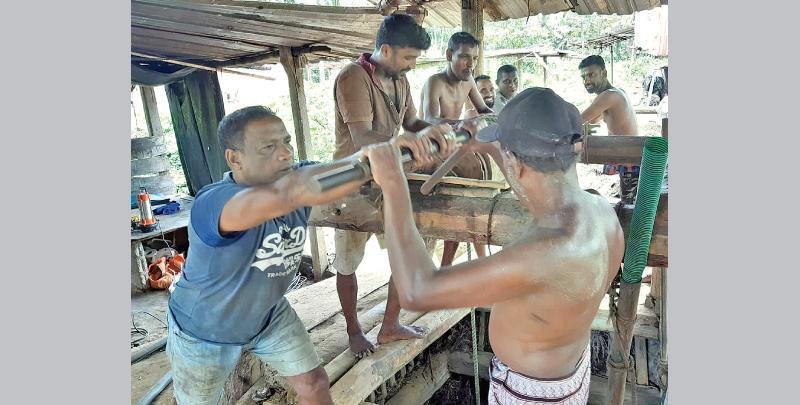 අම­ර­දාස රත්න­පුර කර­පිංච ප්‍රදේ­ශයේ මැණික් පත­ල­ය­කට දබ­රය කර­ක­ව­මින්