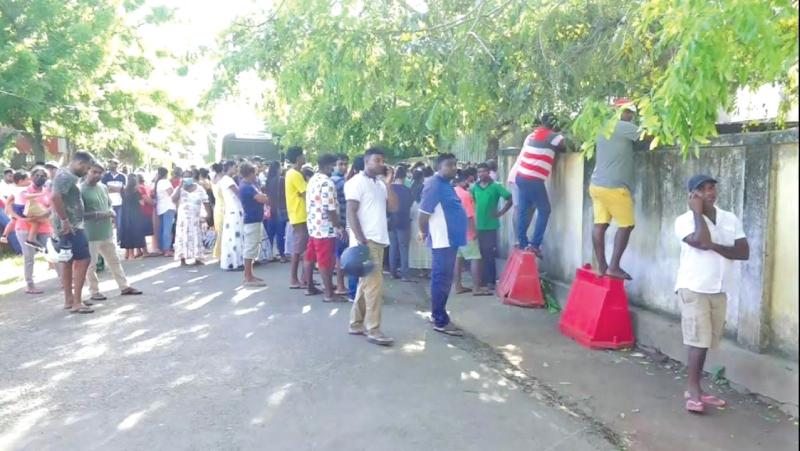 තීන්දුවෙන් පසු අධිකරණ භූමියෙන් පිටත රැස්ව සිටි පිරිස