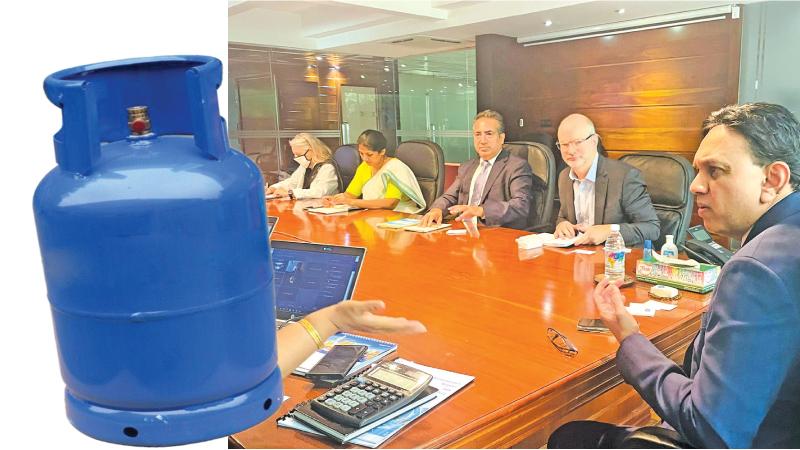 ලිට්ට්රෝ සභාපති මුදිත පීිරිස් ලෝක බැංකවේ නියෝජිතයන් සමඟ ඉකුත්දා කරන ලද සාකච්ඡාවේ අවස්ථාවක්. මෙහිදී ලිට්ට්රෝ ගෑස් සමාගම ඇගයීමට ලක්විය.