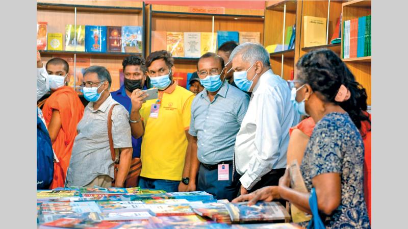 ජනපතිවරයා පොත් කුටියක පාඨකයින් සමඟ තොරතුරු විමසමින්